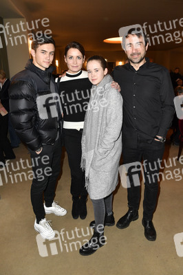 Theaterpremiere 'Hase Hase' in Berlin