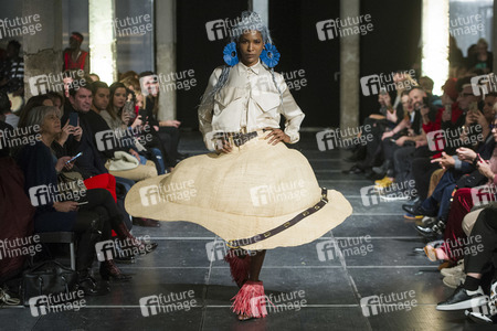 Eduardo Navarrete Fashion Show auf der Mercedes-Benz Fashion Week Madrid Herbst/Winter 2019