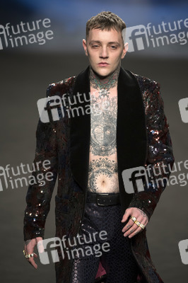 Ana Locking Fashion Show auf der Mercedes-Benz Fashion Week Madrid Herbst/Winter 2019