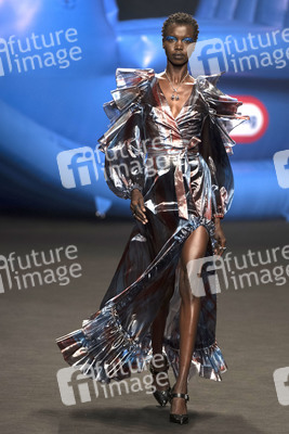 Ana Locking Fashion Show auf der Mercedes-Benz Fashion Week Madrid Herbst/Winter 2019