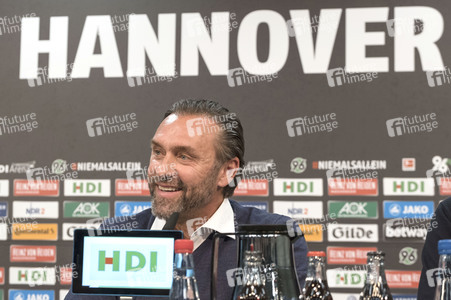 Pressekonferenz des neuen Cheftrainers von Hannover 96 in Hannover