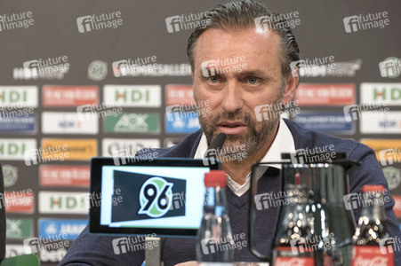 Pressekonferenz des neuen Cheftrainers von Hannover 96 in Hannover