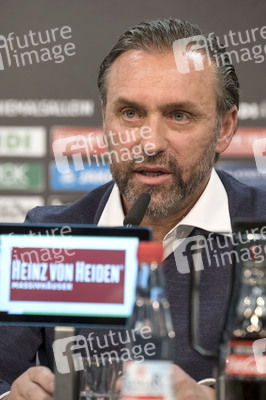 Pressekonferenz des neuen Cheftrainers von Hannover 96 in Hannover