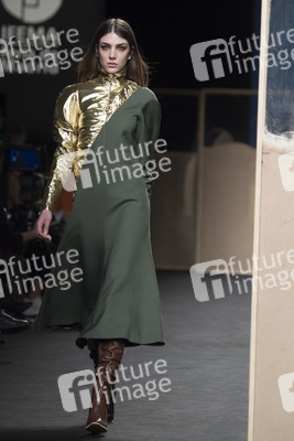 Beatriz Penalver Fashion Show auf der Mercedes-Benz Fashion Week Madrid Herbst/Winter 2019