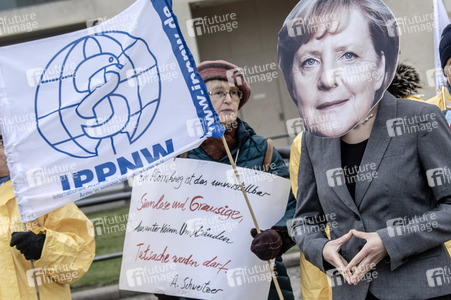 Demonstration 'Reden statt rüsten! INF-Vertrag retten!' in Berlin