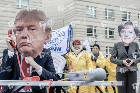 Demonstration 'Reden statt rüsten! INF-Vertrag retten!' in Berlin