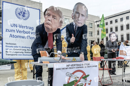 Demonstration 'Reden statt rüsten! INF-Vertrag retten!' in Berlin