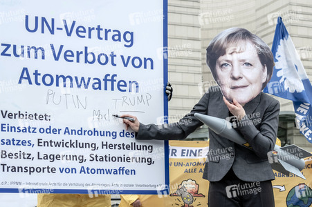 Demonstration 'Reden statt rüsten! INF-Vertrag retten!' in Berlin
