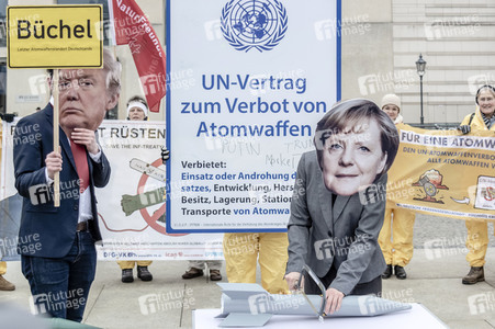 Demonstration 'Reden statt rüsten! INF-Vertrag retten!' in Berlin