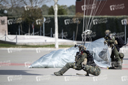 Flaggenzeremonie mit Königin Letizia in Paracuellos de Jarama