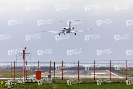 Landendes Flugzeug am Airport Hannover Langenhagen