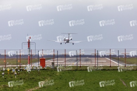 Landendes Flugzeug am Airport Hannover Langenhagen