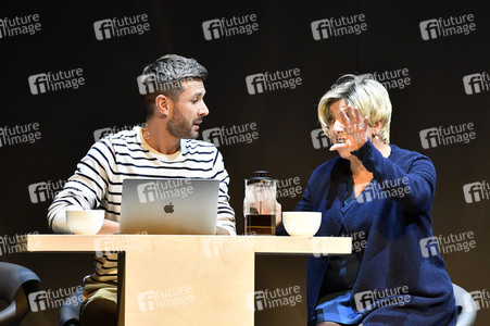 Theaterprobe 'Monsieur Pierre geht online' in Berlin