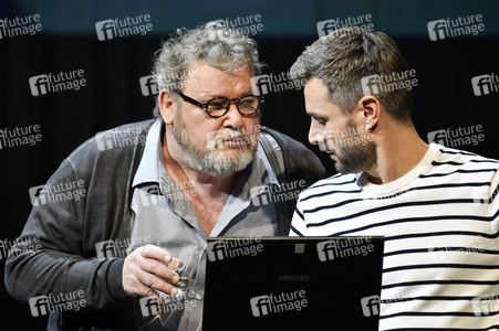 Theaterprobe 'Monsieur Pierre geht online' in Berlin