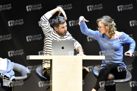 Theaterprobe 'Monsieur Pierre geht online' in Berlin