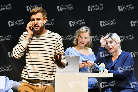 Theaterprobe 'Monsieur Pierre geht online' in Berlin