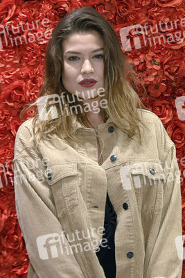 Modepräsentation 'Kendall + Kylie' in Köln