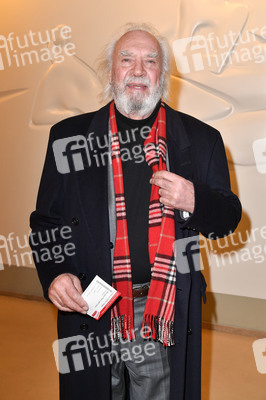 Theaterpremiere 'Monsieur Pierre geht online' in Berlin