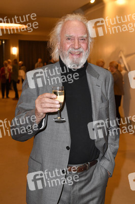 Theaterpremiere 'Monsieur Pierre geht online' in Berlin