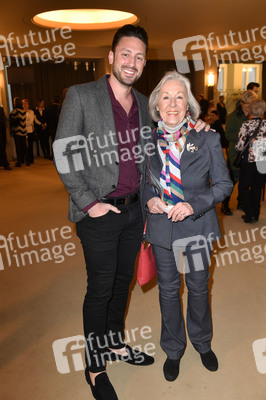 Theaterpremiere 'Monsieur Pierre geht online' in Berlin