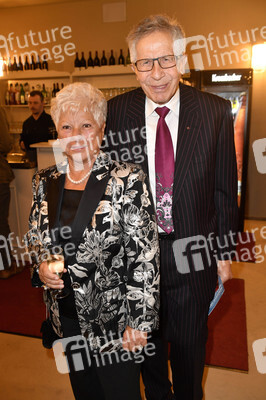 Theaterpremiere 'Monsieur Pierre geht online' in Berlin