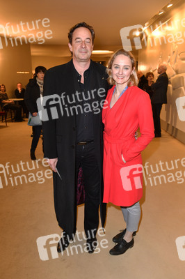 Theaterpremiere 'Monsieur Pierre geht online' in Berlin