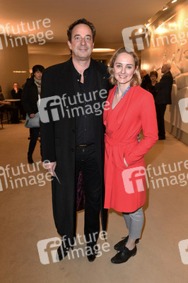 Theaterpremiere 'Monsieur Pierre geht online' in Berlin