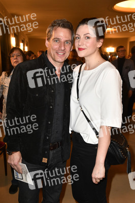 Theaterpremiere 'Monsieur Pierre geht online' in Berlin