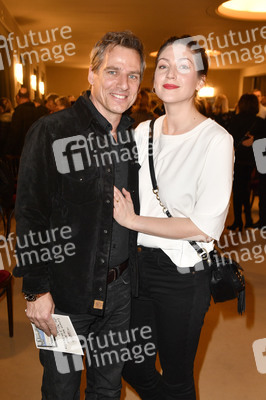 Theaterpremiere 'Monsieur Pierre geht online' in Berlin