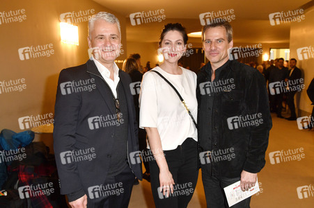 Theaterpremiere 'Monsieur Pierre geht online' in Berlin