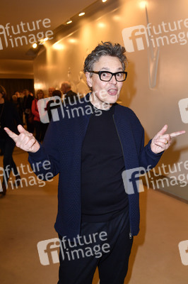 Theaterpremiere 'Monsieur Pierre geht online' in Berlin