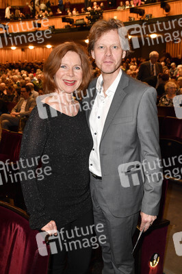 Theaterpremiere 'Monsieur Pierre geht online' in Berlin