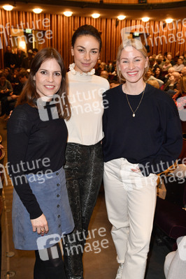 Theaterpremiere 'Monsieur Pierre geht online' in Berlin