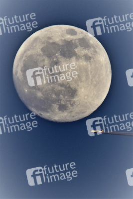 Flugzeug vor Vollmond