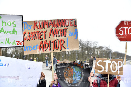 Schülerdemonstration 'Fridays for Future' in Berlin
