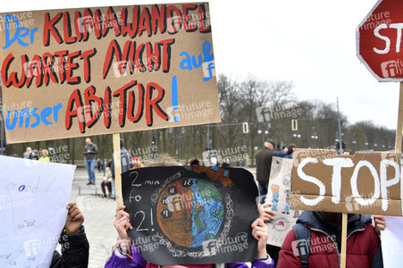 Schülerdemonstration 'Fridays for Future' in Berlin