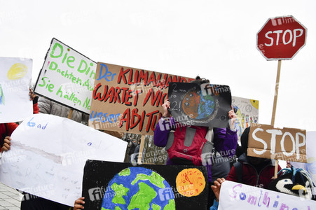 Schülerdemonstration 'Fridays for Future' in Berlin