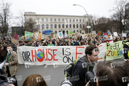 Schülerdemonstration 'Fridays for Future' in Berlin