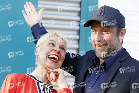 Enthüllung der Ehrentafel für die lit.cologne 2019 in Köln