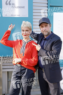 Enthüllung der Ehrentafel für die lit.cologne 2019 in Köln