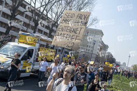 Demontration 'Gemeinsam gegen Verdrängung und Mietenwahnsinn' in Berlin