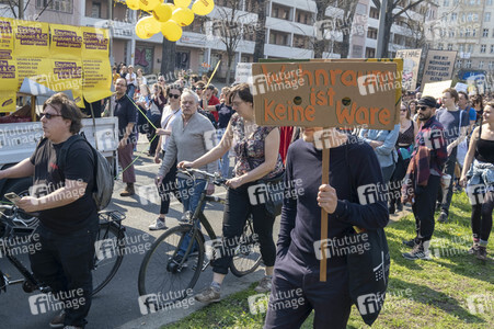 Demontration 'Gemeinsam gegen Verdrängung und Mietenwahnsinn' in Berlin