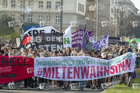 Demontration 'Gemeinsam gegen Verdrängung und Mietenwahnsinn' in Berlin