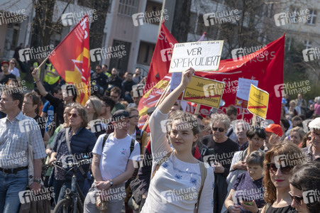 Demontration 'Gemeinsam gegen Verdrängung und Mietenwahnsinn' in Berlin