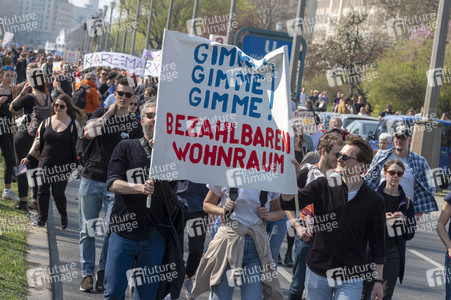 Demontration 'Gemeinsam gegen Verdrängung und Mietenwahnsinn' in Berlin