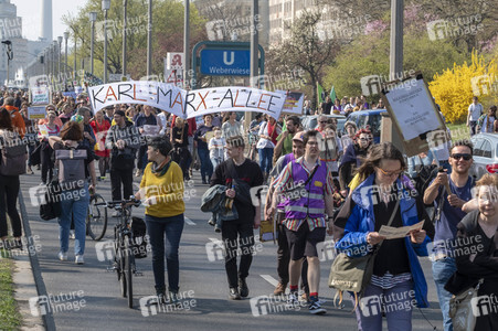 Demontration 'Gemeinsam gegen Verdrängung und Mietenwahnsinn' in Berlin