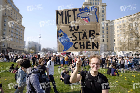 Demontration 'Gemeinsam gegen Verdrängung und Mietenwahnsinn' in Berlin