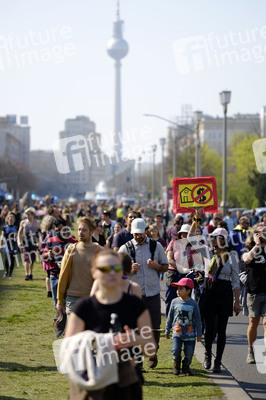Demontration 'Gemeinsam gegen Verdrängung und Mietenwahnsinn' in Berlin