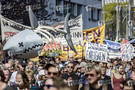Demontration 'Gemeinsam gegen Verdrängung und Mietenwahnsinn' in Berlin