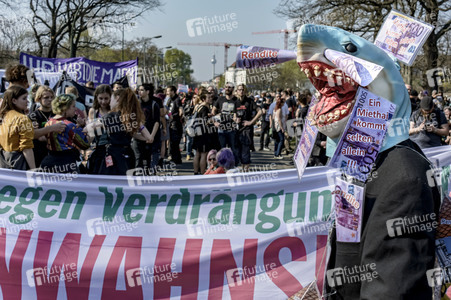 Demontration 'Gemeinsam gegen Verdrängung und Mietenwahnsinn' in Berlin